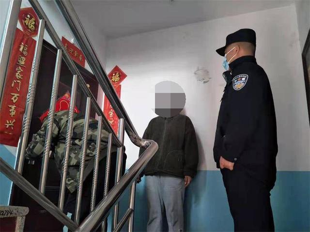 房主粗心被鎖門外，民警開鎖服務送上門